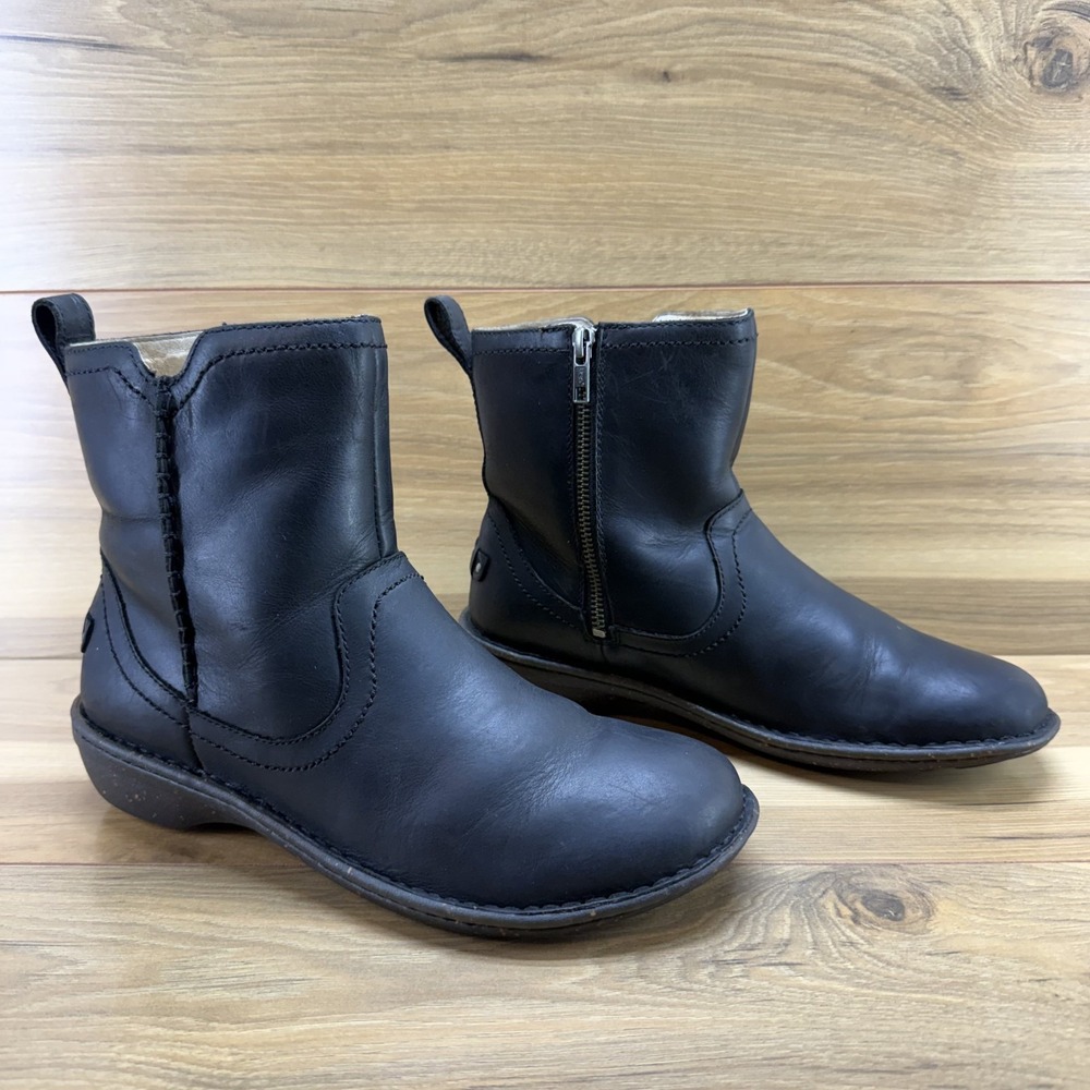 UGG Neevah Zip Black Leather Boots 9 Shearling Fur Lined Cozy Sherpa Cabin Core